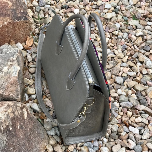 Genuine Leather Handbag floral embroidery - Picture 4 of 7